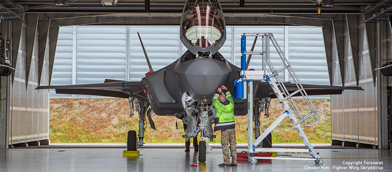 Støyskjermpanel sett bak F-35-fly i Skrydstrup