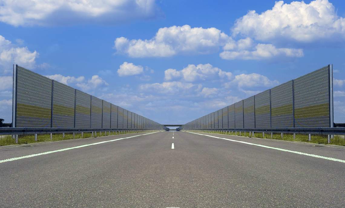 Trafikkstøyskjerm langs motorveien reduserer trafikkstøy