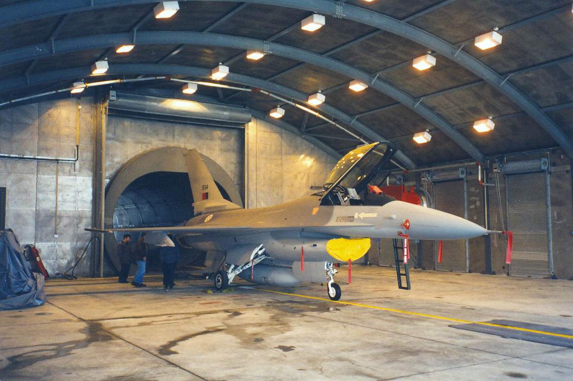 Eldre kampfly testes i Hush-House bygget av IAC