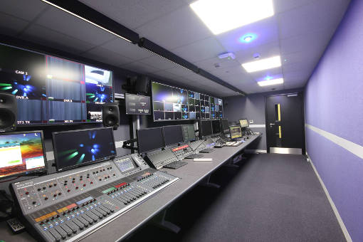 Lydstudio med kontrollpaneler for TV og lydproduksjon