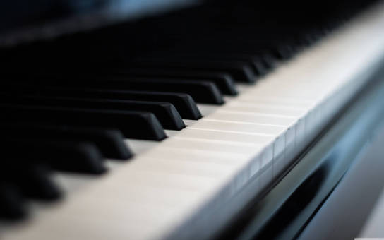 piano nært på i musikkøverom