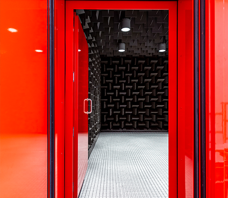 Åpne Noise-Lock lyddører gir tilgang til det nye Anechoic Chamber